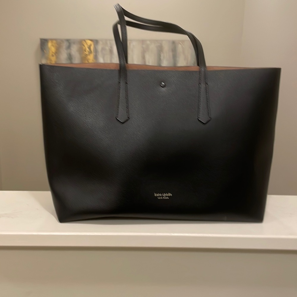 Kate Spade tote bag. Wristlet & dust bag included!